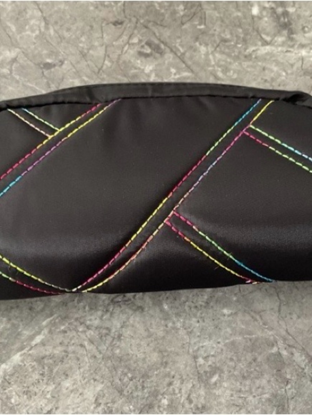NWT Lug Bobsled XL
Glasses/Sunglasses Case
Black w/Rainbow stitch - Picture 2 of 3